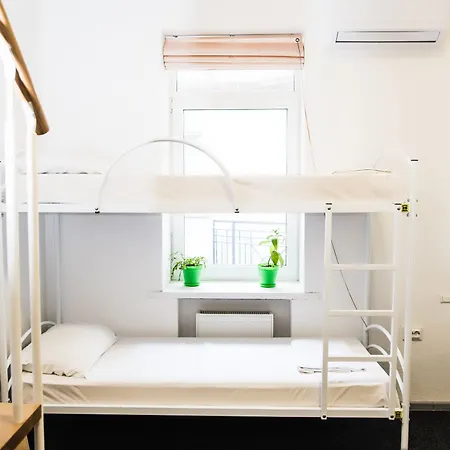 N1 Hostel *